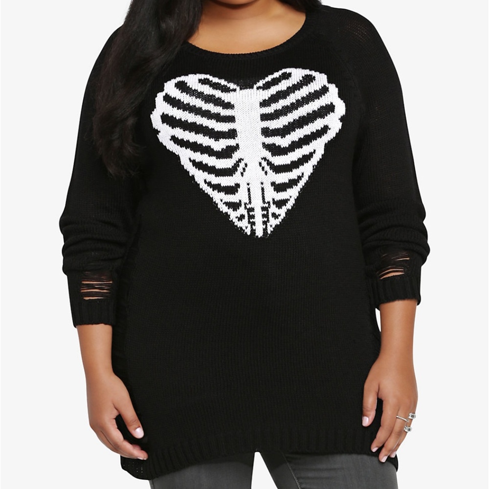 TORRID Sz 1 XL Sweater Black White Shredded Tunic